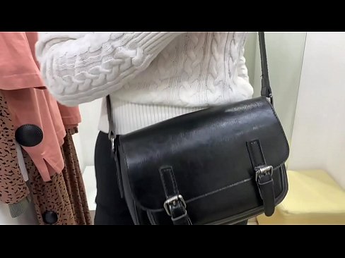 ❤️ Masturbazzjoni pubblika tal-kelba żagħżugħa FeralBerry b'dildo fil-kamra tal-armar Vidjo porn f'mt.xxxwow-net.ru ﹏